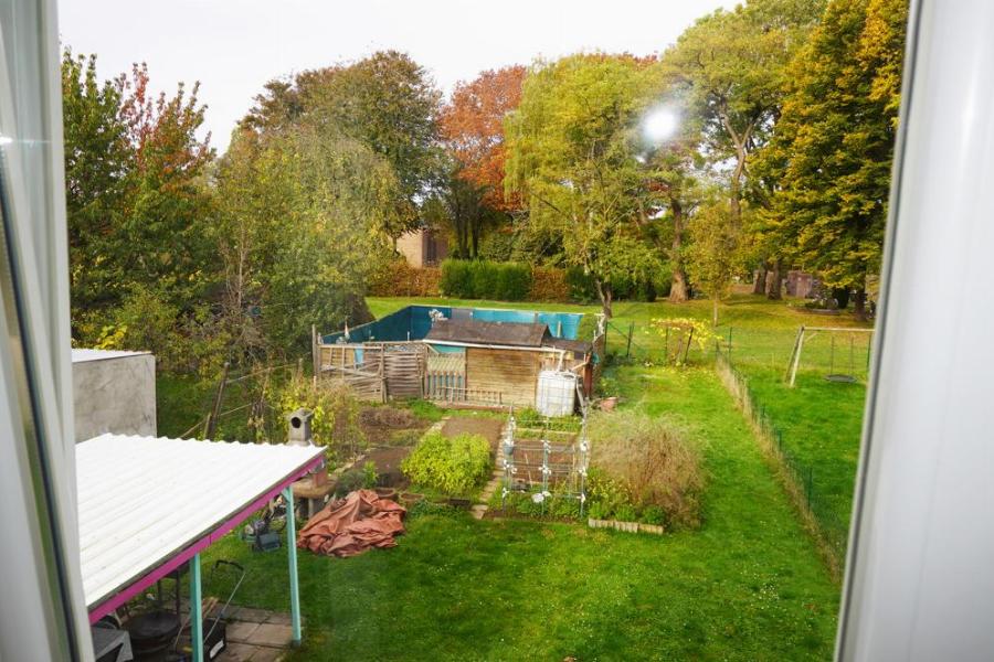 Blick in den Garten aus dem Wohnzimmer im OG rechts