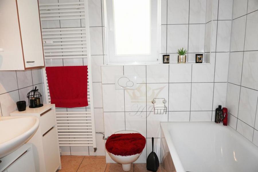 Teilblick Tageslicht Wannenbad im EG