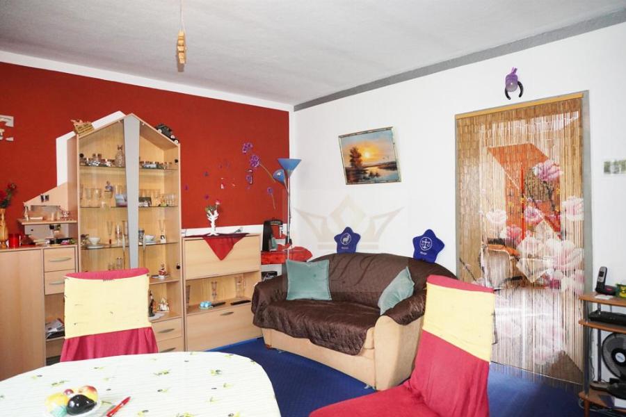 Blick von der Küchenzeile und Zugang in das Schlafzimmer im OG links