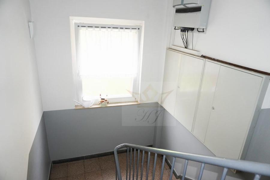Blick in das Treppenhaus mit Photovoltaik-Anlage zur Stromgewinnung