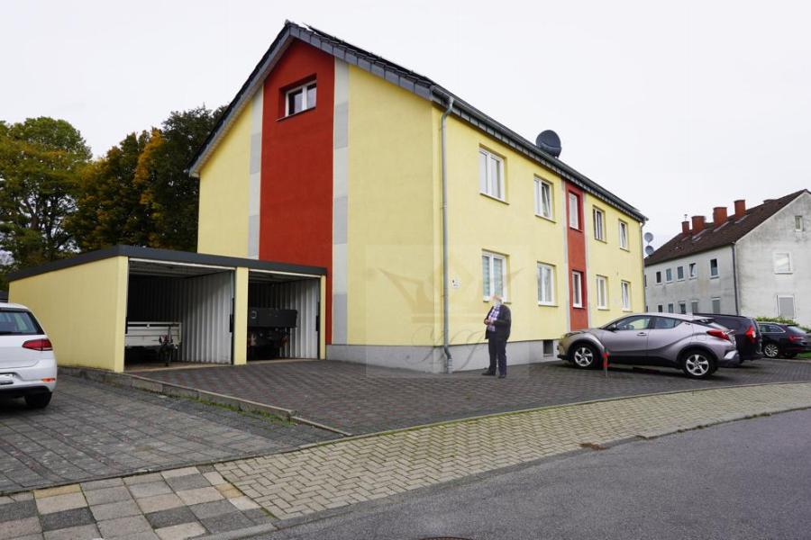 Giebelseite Hausansicht mit geöffneten Garagen