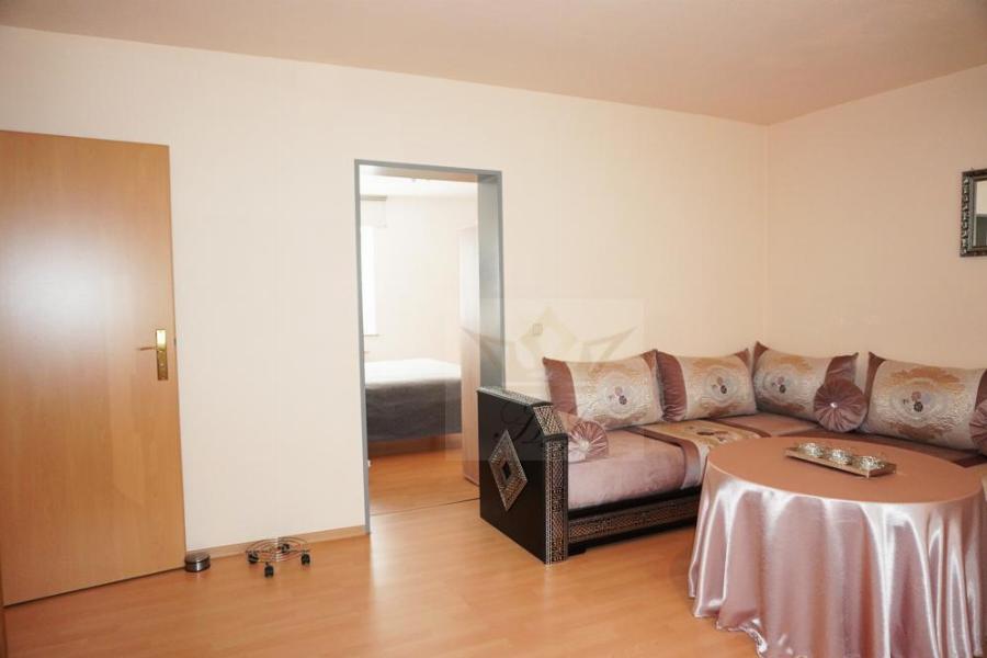 Teilblick Wohnzimmer mit Schlafzimmer im EG