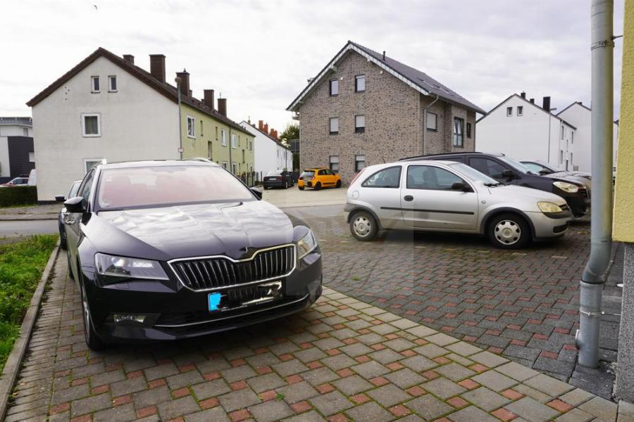 Gepflegter Hauszugang mit Stellplätzen