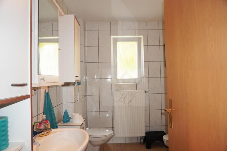 Teilblick Tageslicht Duschbad im EG