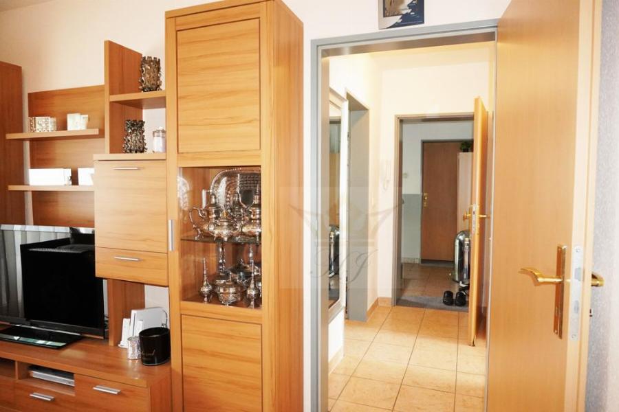 Teilblick Wohnzimmer und  Blick auf Wohnungsdiele und Wohnungseingang im EG