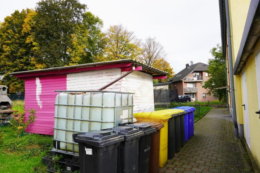 Rückwärtige Grundstücksansicht von der Giebelseite mit möglicher Zuwegung für Bebauung