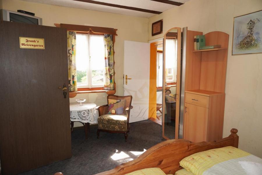 Teilblick Doppelbettzimmer zur offen Terrasse im OG vom Haupthaus