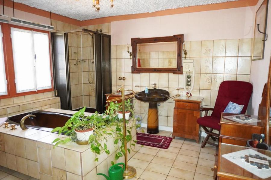 Großzügiges Vollbad im OG vom Haupthaus