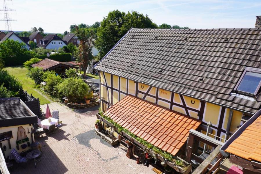 Blick auf Dreikanthof aus offenen Freisitz im DG vom Haupthaus