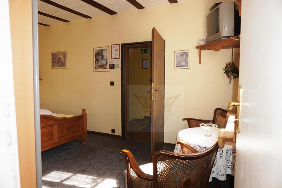 Blick aus dem Duschbad mit Doppelbett im OG vom Haupthaus