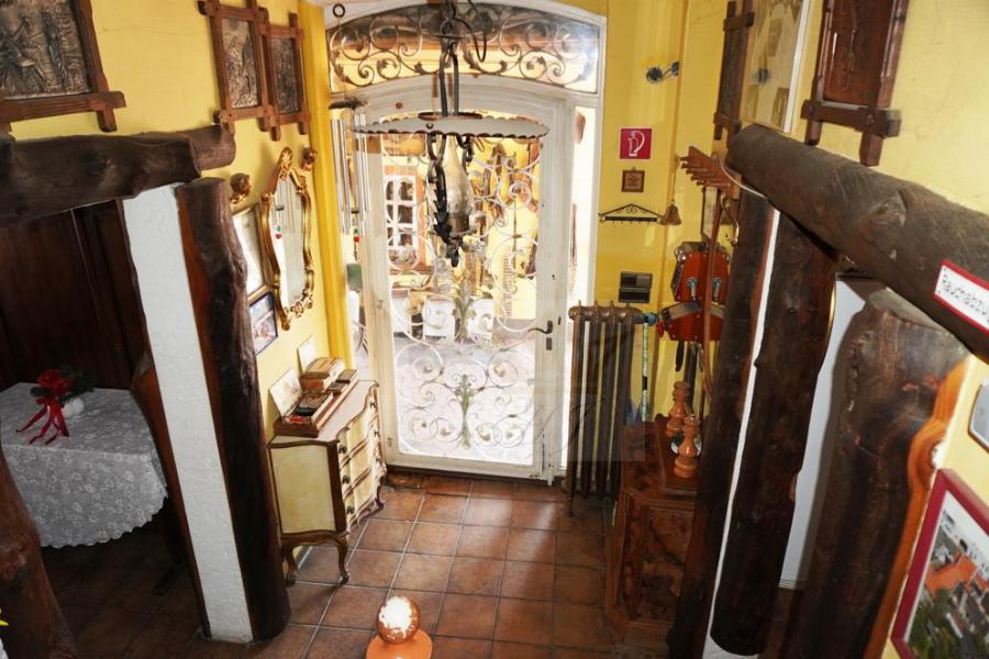 Blick von der Treppe auf Eingang im Haupthaus