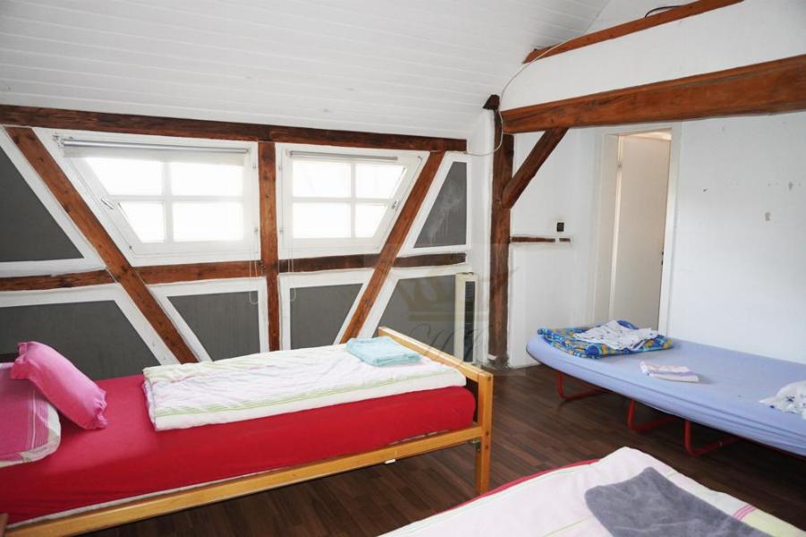 Teilblick weitere Schlafgelegenheiten im OG vom Nebenhaus und Zugang Tageslicht Vollbad