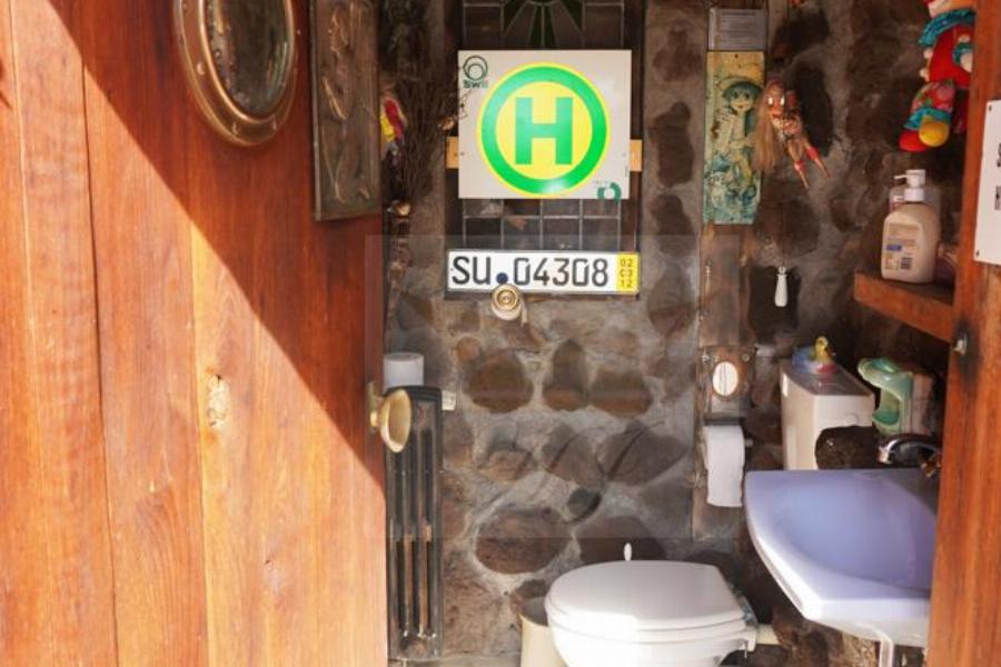 Uriges Damen WC im Innenhof