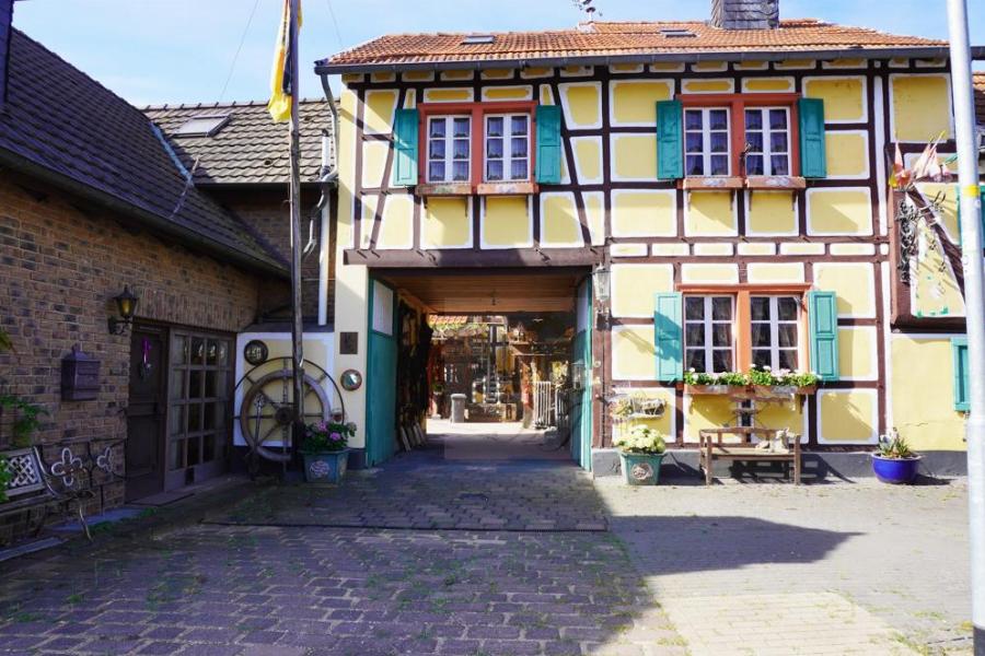 Zugang Denkmalgeschützter Dreikanfthof