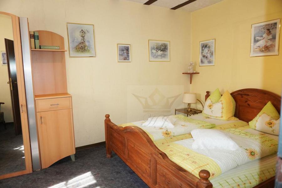 Blick in das Doppelbettzimmer im OG zum Freisitz vom Haupthaus