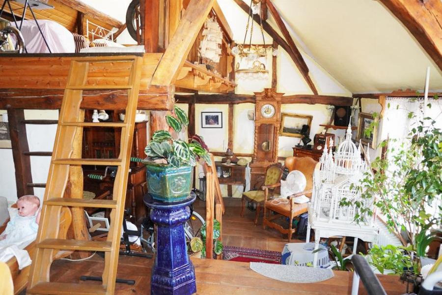 Blick von der ersten Empore im OG auf offenen Wohnbereich vom Hinterhaus