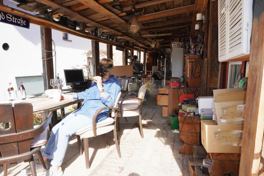 Überdachte Terrasse zur Grundstücksgrenze