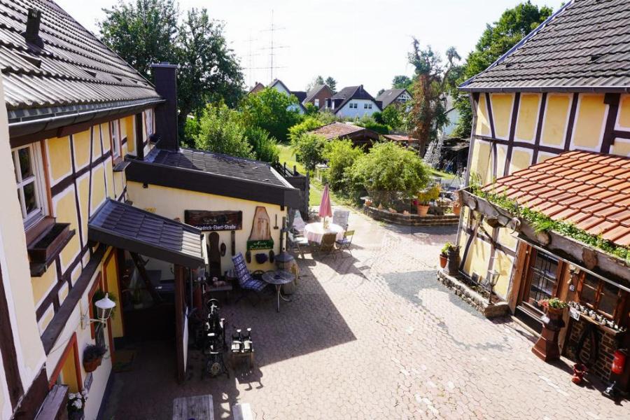 Bick auf Innenhof von dem Freisitz im OG vom Haupthaus