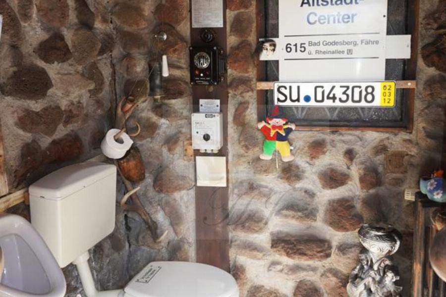 Uriges Männer WC im Innenhof