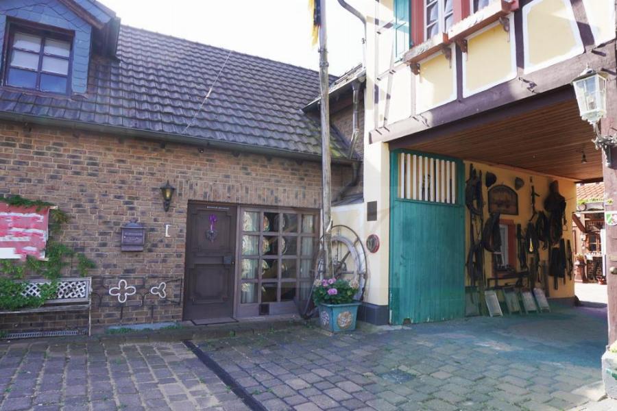 Teilblick Anbau und Zugang Denkmal geschützter Dreikanthof