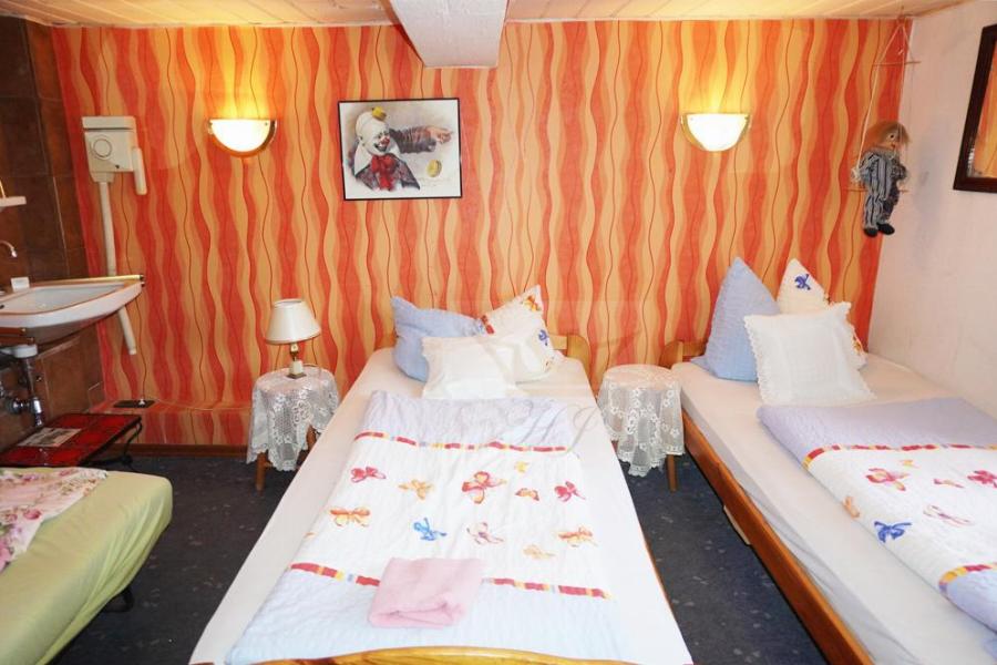 Teilblick 3er Schlafraum im OG vom Haupthaus