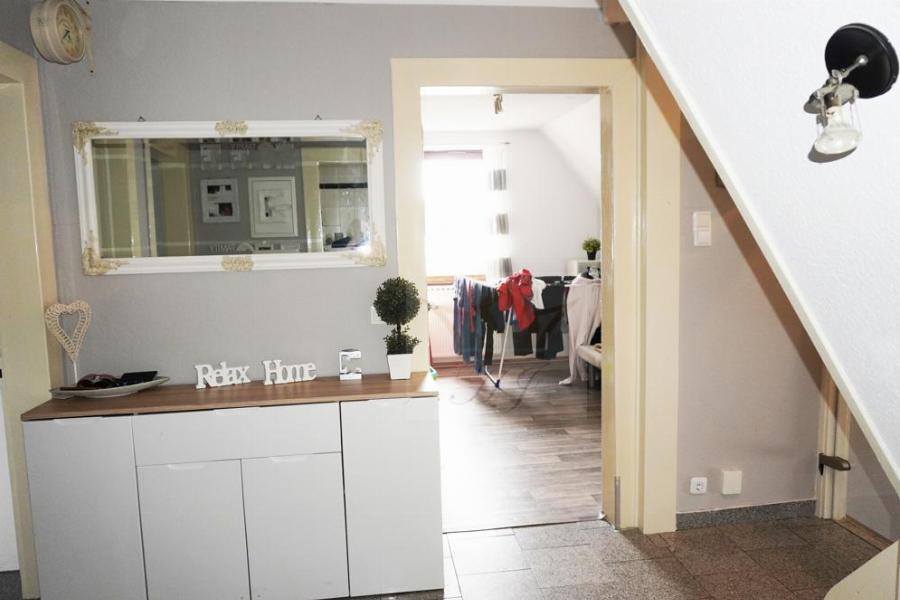 Teilblick Wohnungsdiele aus begehbrem Kleiderschrank im DG