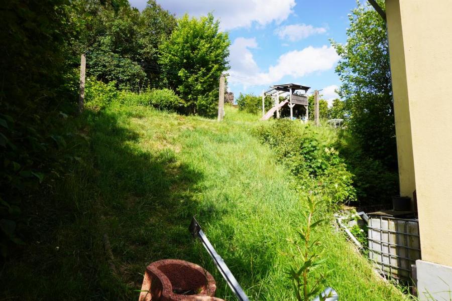 Teilblick Garten in Hanglage