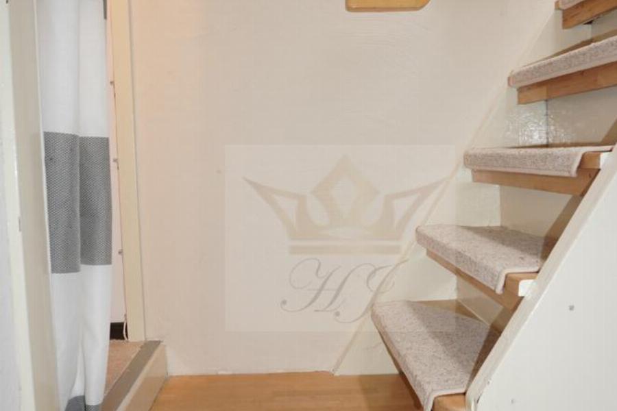 Innenliegende Treppe auf den Spitzboden