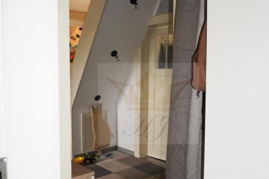 Blick aus dem Kinderzimmer in die Wohnungsdiele im DG