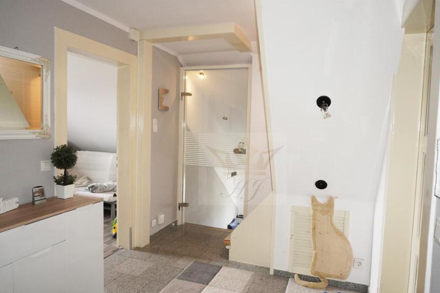 Blick aus der KÜche in die Wohnungsdiele im DG