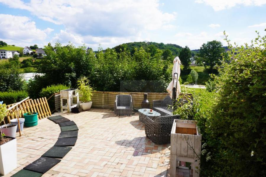 Blick von dem Garten auf die Außenterrasse mit Hauszugang1